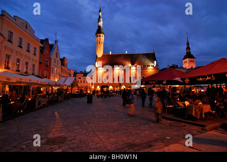 Raekoja Plats, place de l'hôtel de ville en fin de soirée en été, juste avant minuit, Tallinn, Estonie Banque D'Images