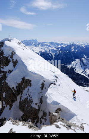 La skieuse de l'arrière-pays, montant au sommet du Plattkofel, Langkofel, Dolomites, Trentino-Alto Adige, Italie, Suedtirol Banque D'Images