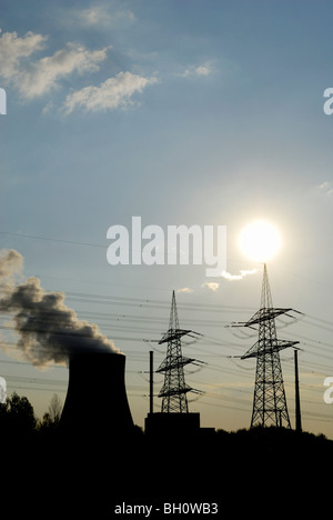 L'Isar II Nuclear Power Plant, Niederaichbach près de Landshut, Basse Bavière, Allemagne Banque D'Images