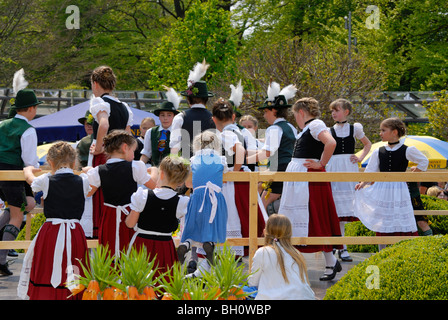 Filles et garçons en costumes bavarois danser, Bad Aibling, Upper Bavaria, Bavaria, Germany Banque D'Images