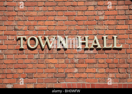 Signe de l'Hôtel de Ville en or les lettres sur un mur de briques Banque D'Images