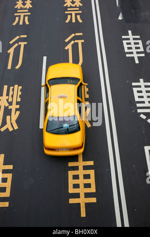 Taxi sur rue avec les caractères chinois, Taipei, Taïwan, l'Asie Banque D'Images