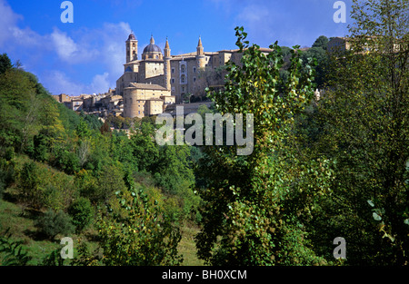 Vue montrant le Palais Ducal à ville fortifiée d'Urbino Banque D'Images