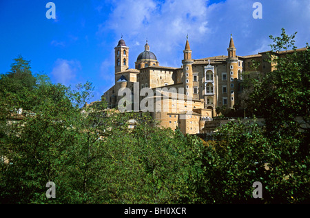 Vue montrant le Palais Ducal à ville fortifiée d'Urbino Banque D'Images