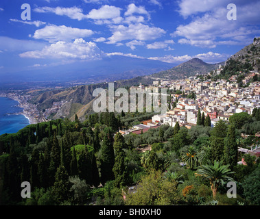 Vue sur la station touristique populaire de Taormine sur la côte est de la Sicile avec l'Etna dans la distance Banque D'Images