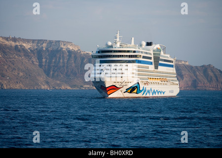 Croisière au large de la côte d'ancrage AIDAdiva, Santorin, Grèce, Europe Banque D'Images