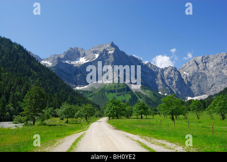 Large chemin en alpage menant vers mountain range, Grosser Ahornboden, FRA, gamme de Karwendel, Tyrol, Autriche Banque D'Images