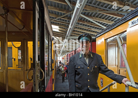 Les gens et le train local à la gare Bahnhof Warschauer, Berlin, Germany, Europe Banque D'Images