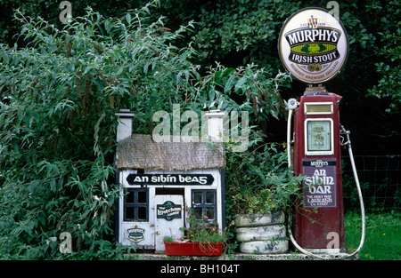 L'Europe, Grande-Bretagne, Irlande, comté de Kerry, vieille station d'essence avec Murphy's beer sign on top près d'un pub à Lauragh sur l'anneau de B Banque D'Images