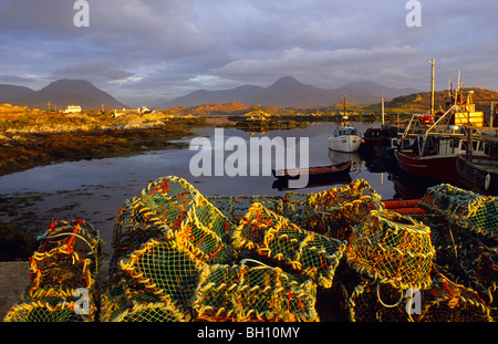 Les bateaux de pêche et des casiers à homard, Ballynakill Harbour, du Connemara, dans le comté de Galway, Irlande, Europe Banque D'Images