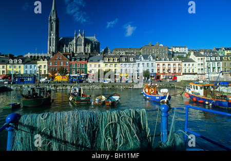 Vue sur le port à la maisons de la vieille ville avec la cathédrale saint Colman, Cobh, dans le comté de Cork, Irlande, Europe Banque D'Images