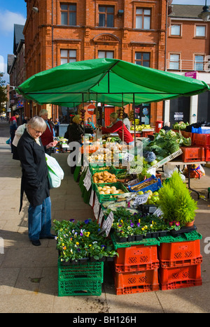 Market stall Pembroke Place le long de la route de Londres à Liverpool Angleterre Angleterre Europe Banque D'Images