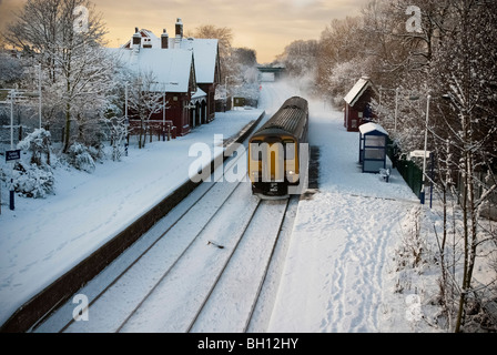 Une classe 156 diesel train passe par un harfang Sankey. Banque D'Images