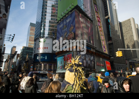 Les piétons, à New York, traverser une intersection sur la 42e Rue Ouest, le mercredi 30 décembre 2009. (© Richard B. Levine) Banque D'Images