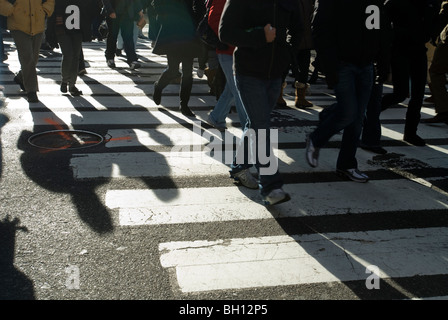 Les piétons, à New York, traverser une intersection sur la 42e Rue Ouest, le mercredi 30 décembre 2009. (© Richard B. Levine) Banque D'Images