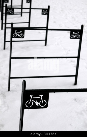 Rack à vélo dans la neige Banque D'Images