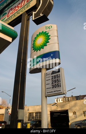 Une station essence BP dans la Mott Haven près de l'arrondissement du Bronx à New York Banque D'Images