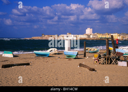 Bateaux de pêche sur la plage du Port est, Alexandria, Egypte Banque D'Images