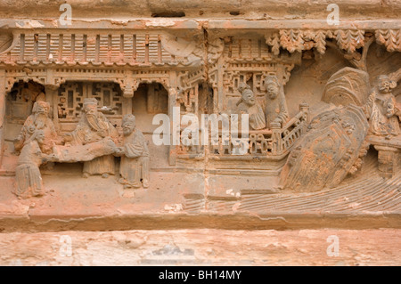 La sculpture sur pierre au-dessus d'une porte d'une ancienne maison de style Huizhou, Hongguan. La province de Jiangxi. La Chine. Banque D'Images