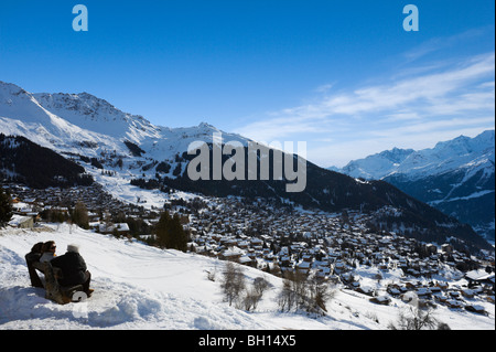 Des gens assis sur un banc en regardant la vue sur la station de Verbier, Valais, Suisse Banque D'Images