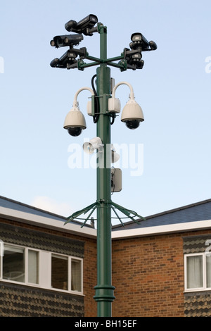 Un groupe de caméras de surveillance et des projecteurs montés sur un poste dans un parking dans le Worcestershire England UK Banque D'Images