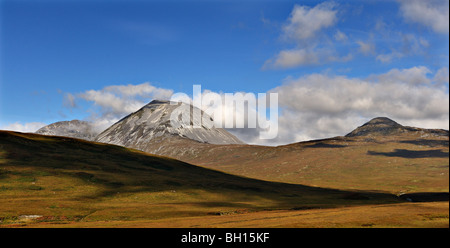 Hills et la lande sur l'île de Jura, le sud-ouest de l'Écosse au Royaume-Uni. Banque D'Images