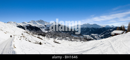 Les promeneurs sur un chemin avec une vue panoramique sur la station de Verbier, Valais, Suisse Banque D'Images