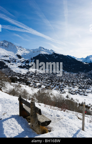 Banc avec vue sur la station de Verbier, Valais, Suisse Banque D'Images