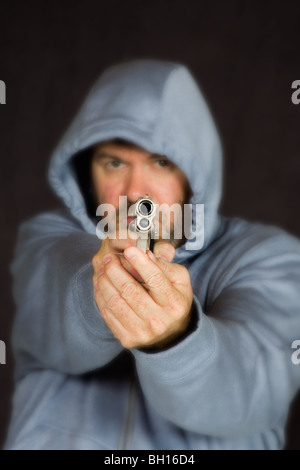 Man holding gun dans une pose menaçante Banque D'Images