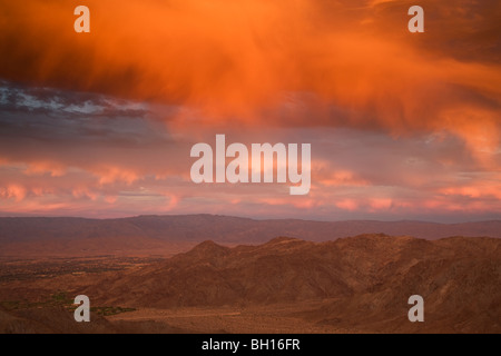 Coucher de soleil sur Palm Desert et Rancho Mirage dans la vallée de Coachella, en Californie. Banque D'Images