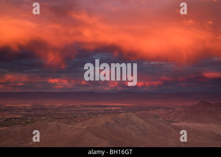 Coucher de soleil sur Palm Desert et Rancho Mirage dans la vallée de Coachella, en Californie. Banque D'Images