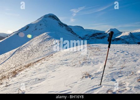 Marcher dans la neige pole sur le Lake District est tombé de cloches cat. Banque D'Images