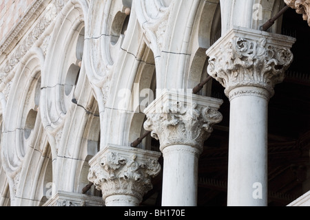 Une partie de la façade fantastique à l'avant du Palais des Doges à Venise Italie Banque D'Images