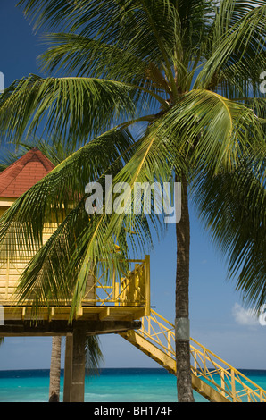 Maison d'un sauveteur sur la plage à Alleynes Bay sur la côte ouest de la Barbade, les îles du Vent, les Caraïbes Banque D'Images