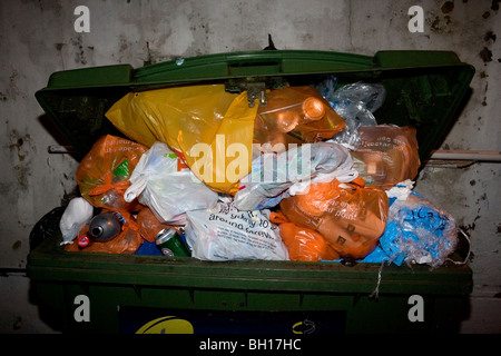 Une grande quantité de déchets dans une poubelle débordante à Brighton, East Sussex, UK. Banque D'Images