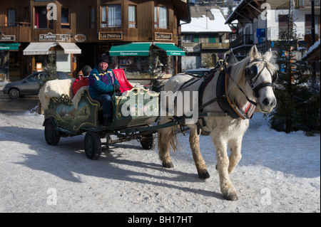 Horse calèche dans le centre de la station de Morzine, domaine skiable des Portes du Soleil, Haute Savoie, France Banque D'Images