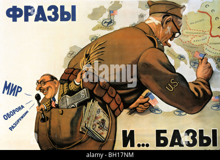 UNION SOVIÉTIQUE poster à partir d'environ 1952 qui accuse de parler de la paix de l'Amérique lors de la configuration de basse militaire près de la Russie Banque D'Images