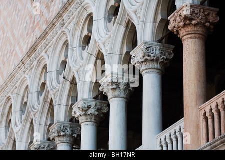 Une partie de la façade fantastique à l'avant du Palais des Doges à Venise Italie Banque D'Images