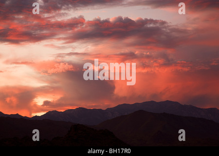 Coucher de soleil sur les montagnes de San Jacinto de Palm Desert et la vallée de Coachella, en Californie. Banque D'Images