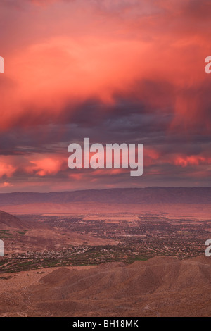 Coucher de soleil sur Palm Desert et Rancho Mirage dans la vallée de Coachella, en Californie. Banque D'Images