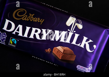 Une barre de 230g de chocolat au lait Cadbury's Dairy. Banque D'Images