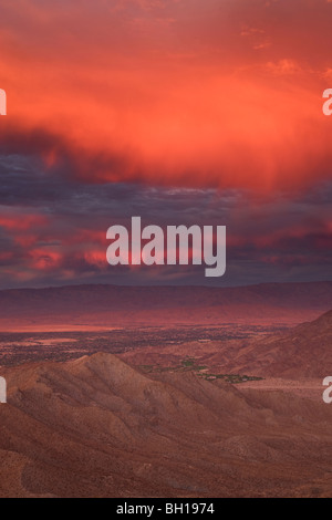 Coucher de soleil sur Palm Desert et Rancho Mirage dans la vallée de Coachella, en Californie. Banque D'Images