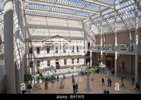 La Cour Charles Engelhard de l'aile américaine au Metropolitan Museum of Art de New York. Banque D'Images