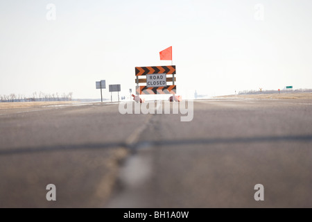 Road closed sign au milieu de l'autoroute, en raison de l'inondation de la rivière Rouge, les régions rurales du Manitoba, Canada Banque D'Images