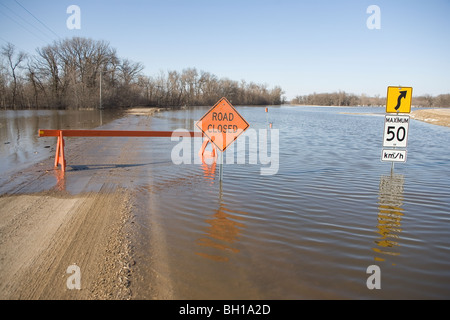 Route est fermée en raison de l'inondation de la rivière Rouge dans les régions rurales du Manitoba, Canada Banque D'Images