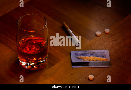 Conceptual image montrant l'alcool, tabac, drogues d'habitudes ou de la toxicomanie. Banque D'Images