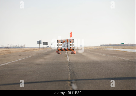 Road closed sign au milieu de l'autoroute, en raison de l'inondation de la rivière Rouge, les régions rurales du Manitoba, Canada Banque D'Images