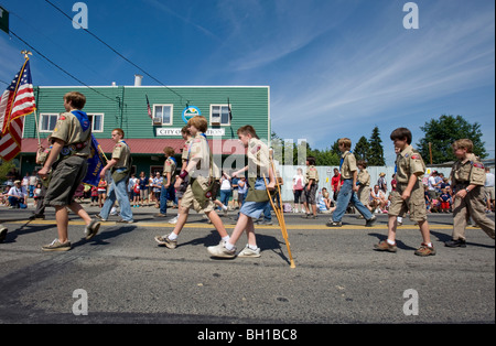 Les Scouts participant à un défilé du 4 juillet. Banque D'Images