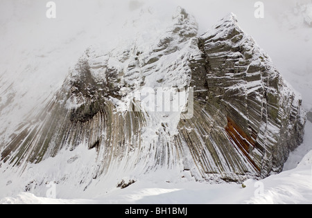 En hiver, colonnes de basalte sur les pentes du volcan Puy de Sancy (France). Orgues basaltiques sur les flancs du Puy de Sancy. Banque D'Images