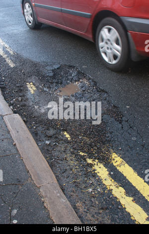 Nid-de-poule dans une rue de Brighton, East Sussex, England, UK Banque D'Images